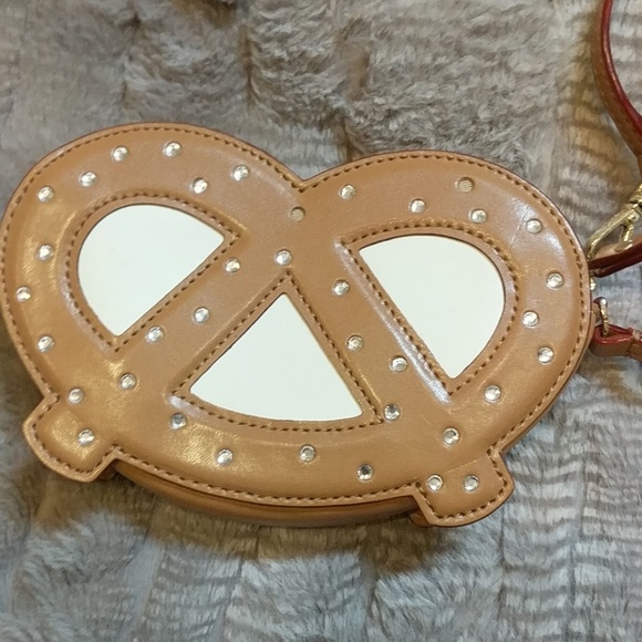 kate spade Handbags - Kate Spade Pretzel Coin Bag